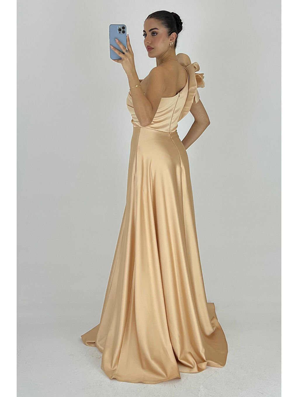 Sarı Kadın Gold Tek Omuzlu Fırfırlı Uzun Abiye Elbise-4