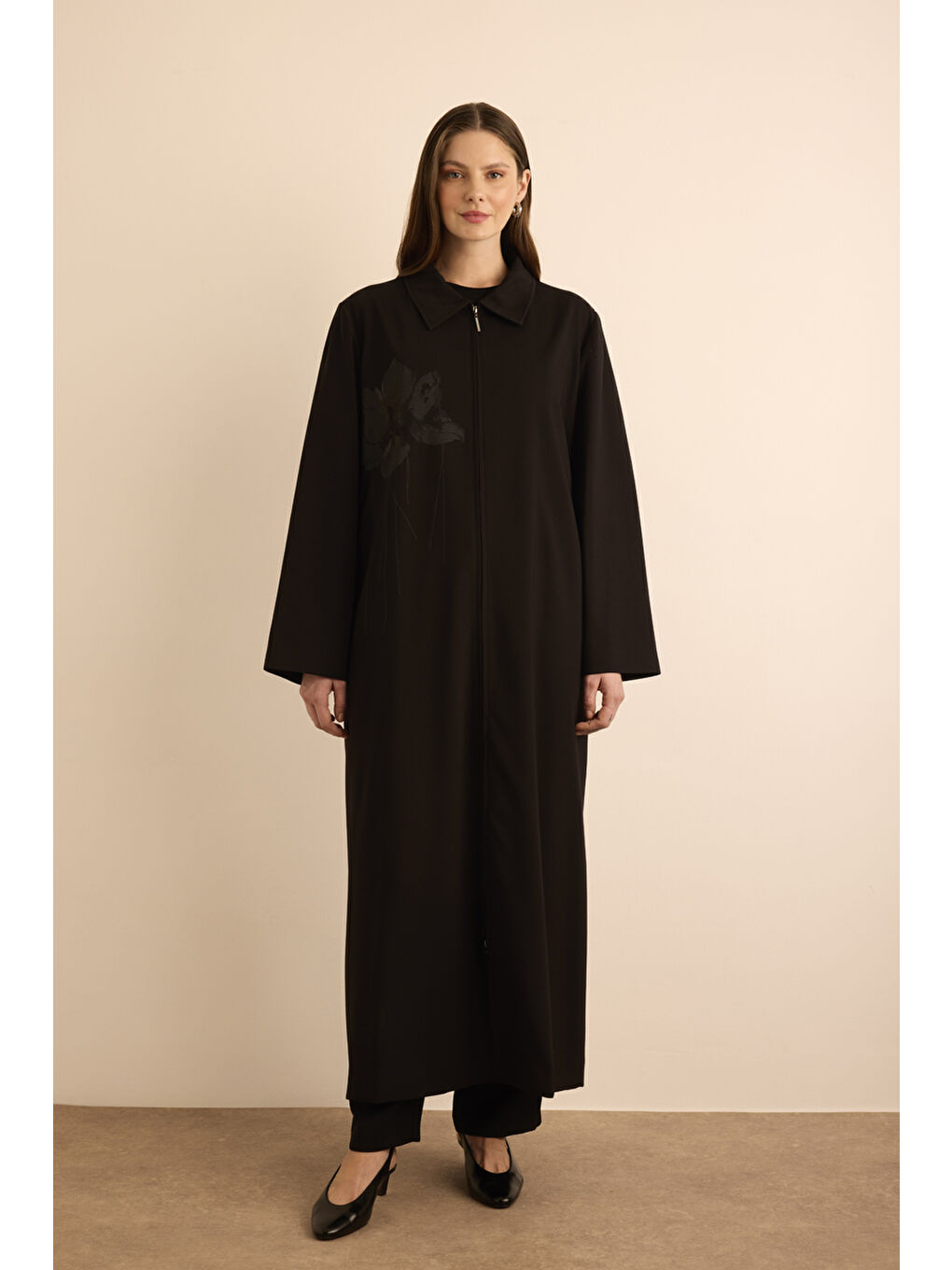 Siyah Çicek Baskı Detaylı Fermuarlı Ferace