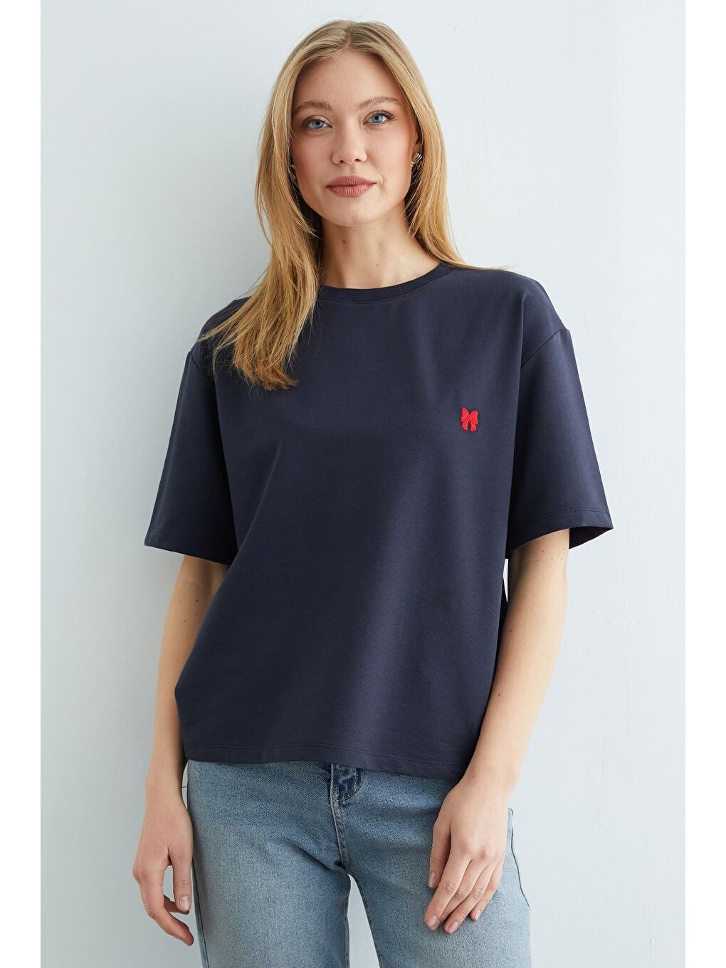 Gri Basic Fiyonk Nakışlı Bisiklet Yaka Tişört-4