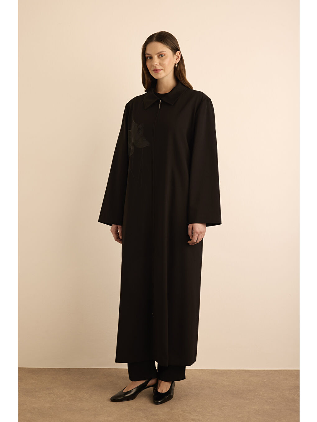 Siyah Çicek Baskı Detaylı Fermuarlı Ferace-1