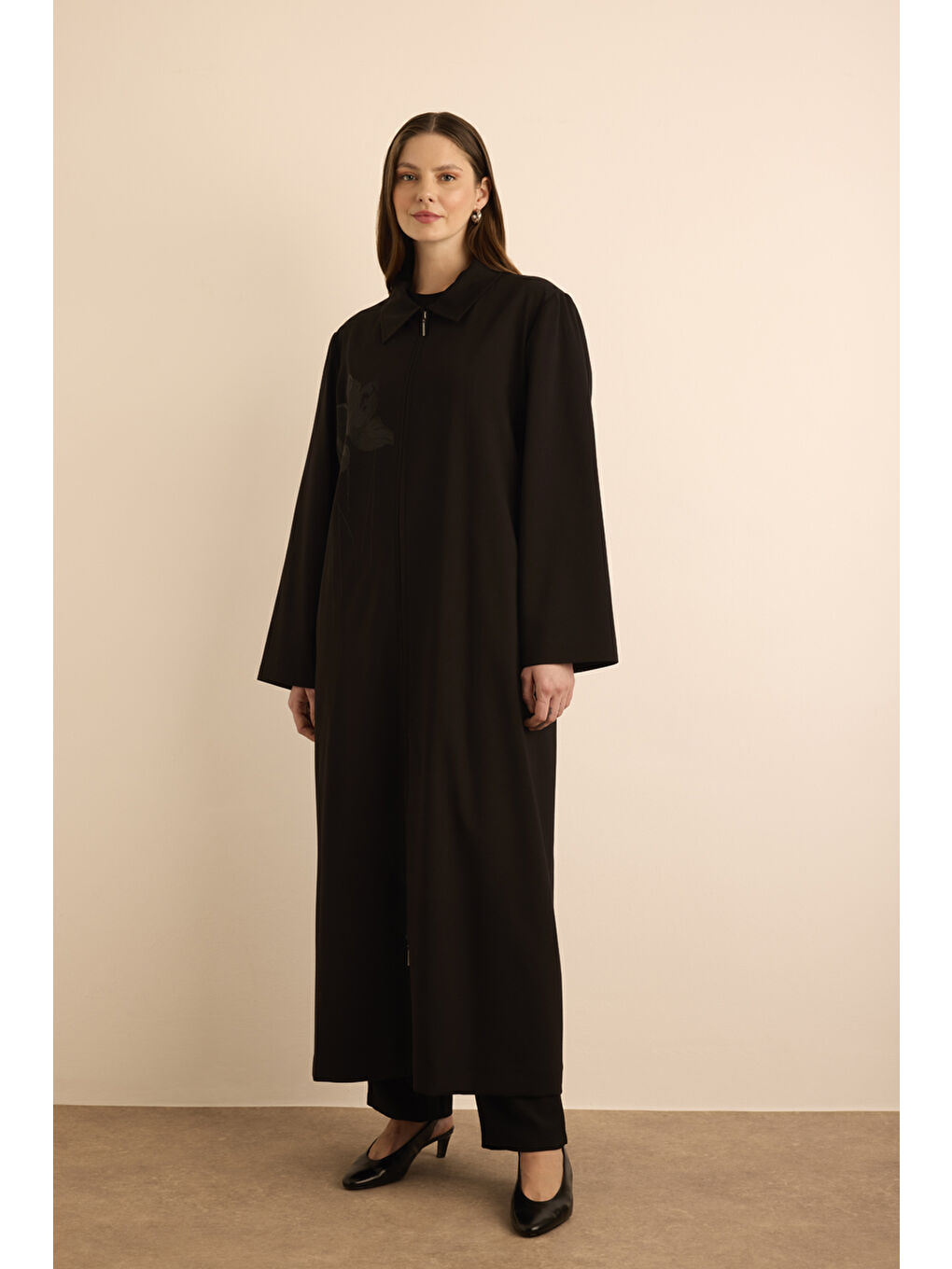 Siyah Çicek Baskı Detaylı Fermuarlı Ferace-3