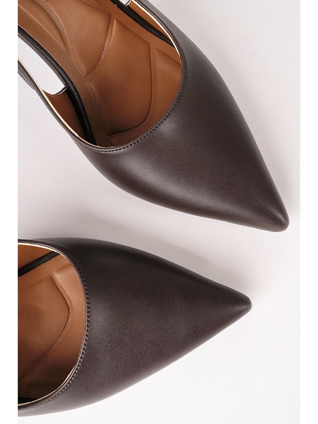 Kahverengi VİVARA Zincir Detaylı Sivri Burun Arkası Açık Kadın Topuklu Ayakkabı-4