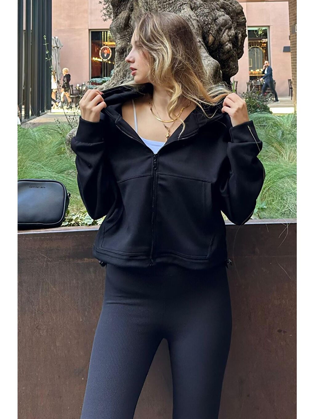 Siyah Fermuarlı Kapüşonlu Uzun Kollu Hırka Mg2214-1