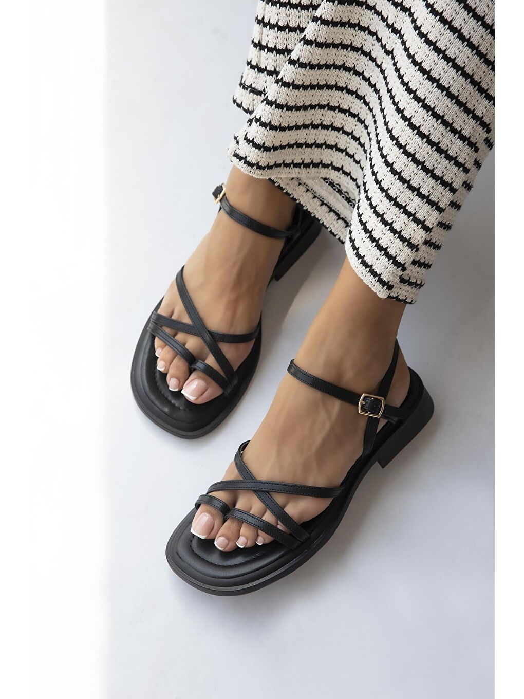 Moniy  Kadın  Parmak Arası  Sandalet Siyah-1
