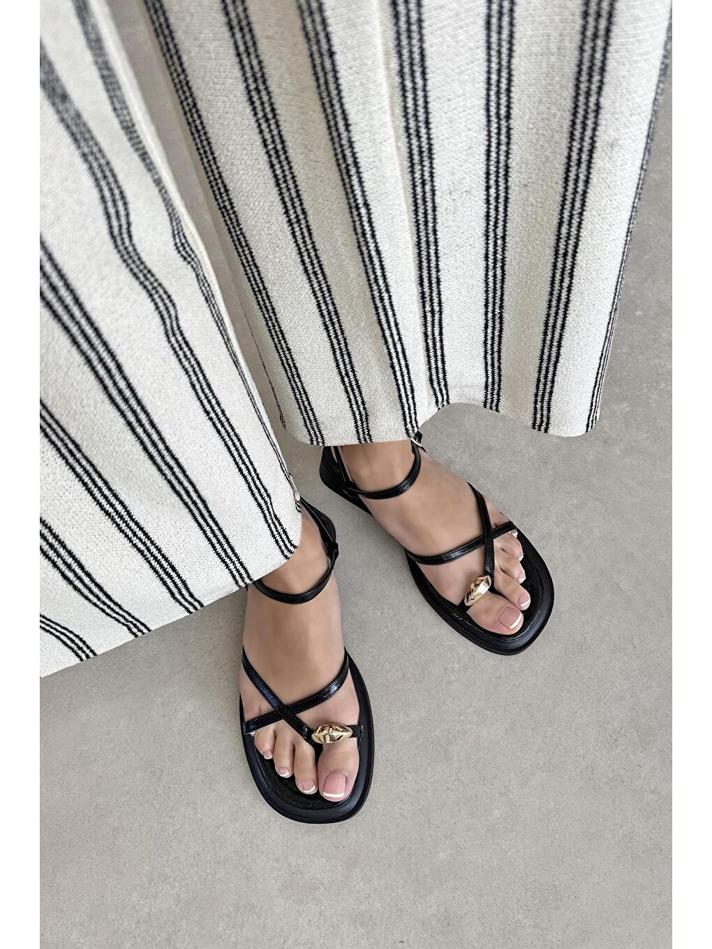 Vichenza Kadın Parmak Arası Kırışık Deri Sandalet Siyah