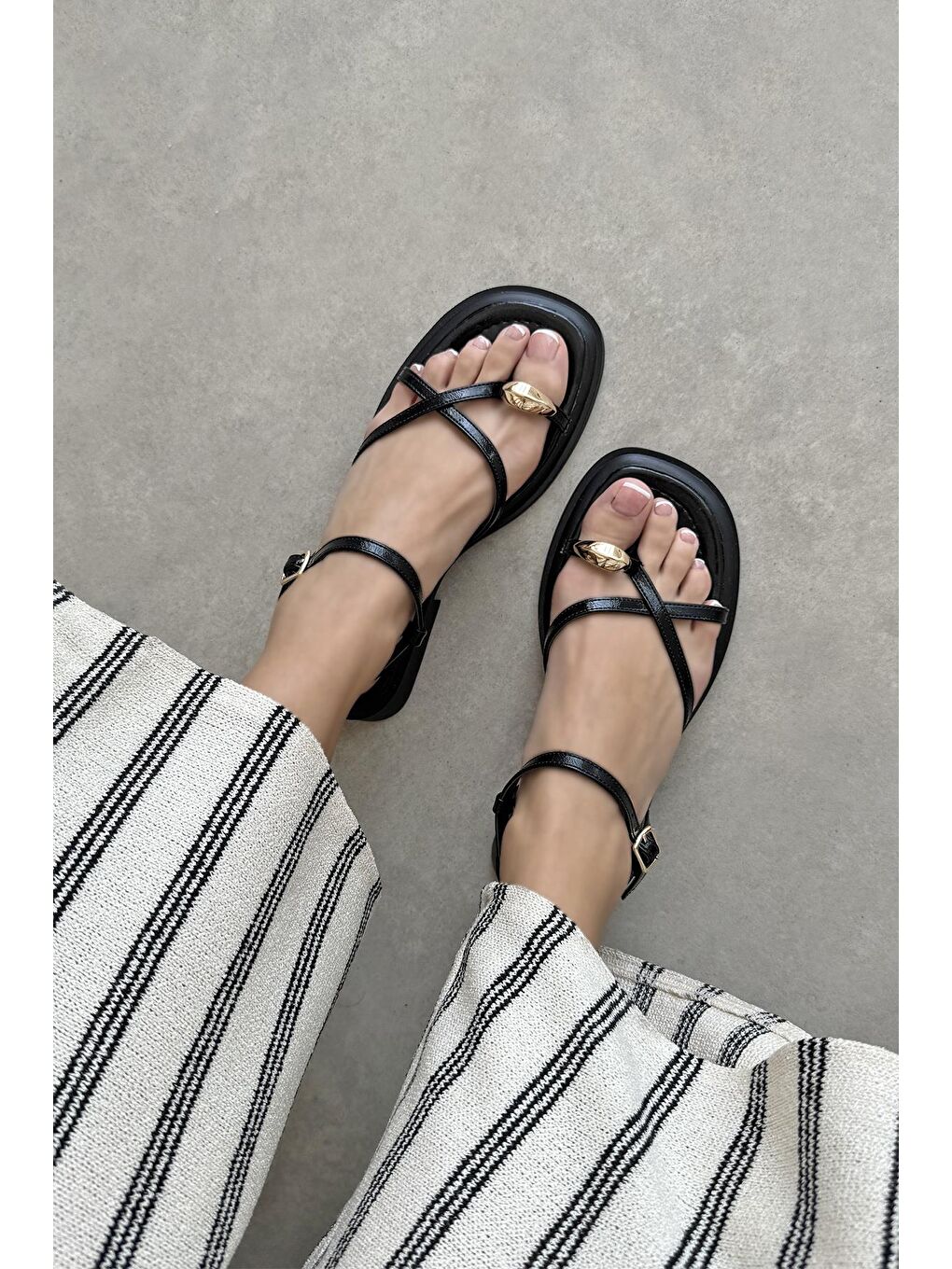 Vichenza Kadın Parmak Arası Kırışık Deri Sandalet Siyah-1