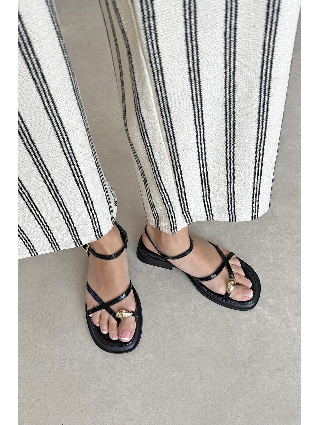 Vichenza Kadın Parmak Arası Kırışık Deri Sandalet Siyah-2