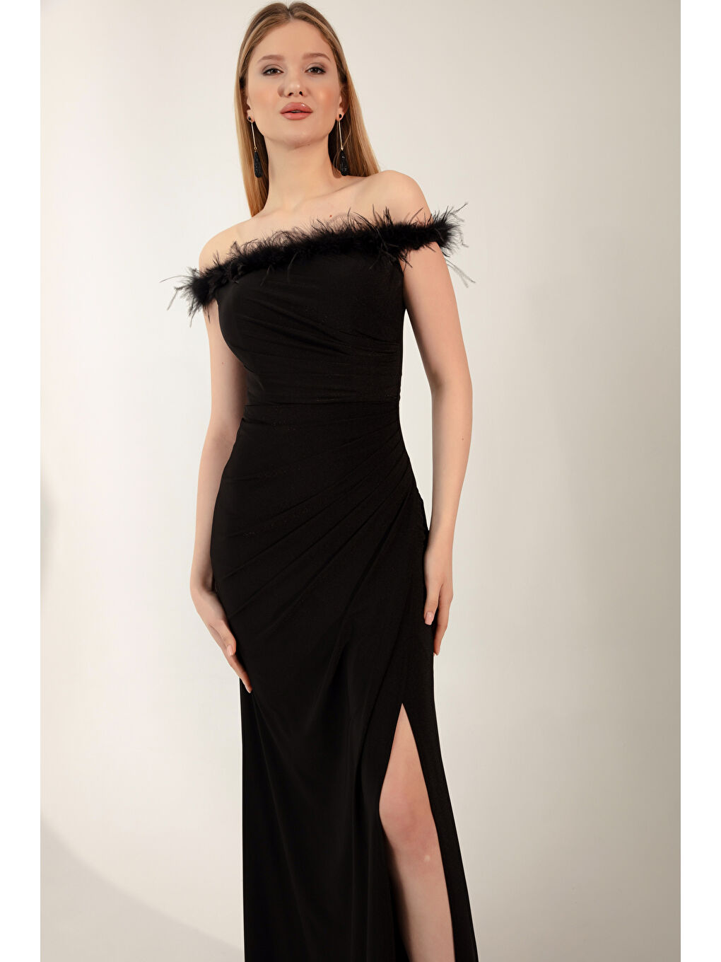 Kadın Siyah Otrişli Kayık Yaka Yırtmaçlı Uzun Abiye Elbise-1