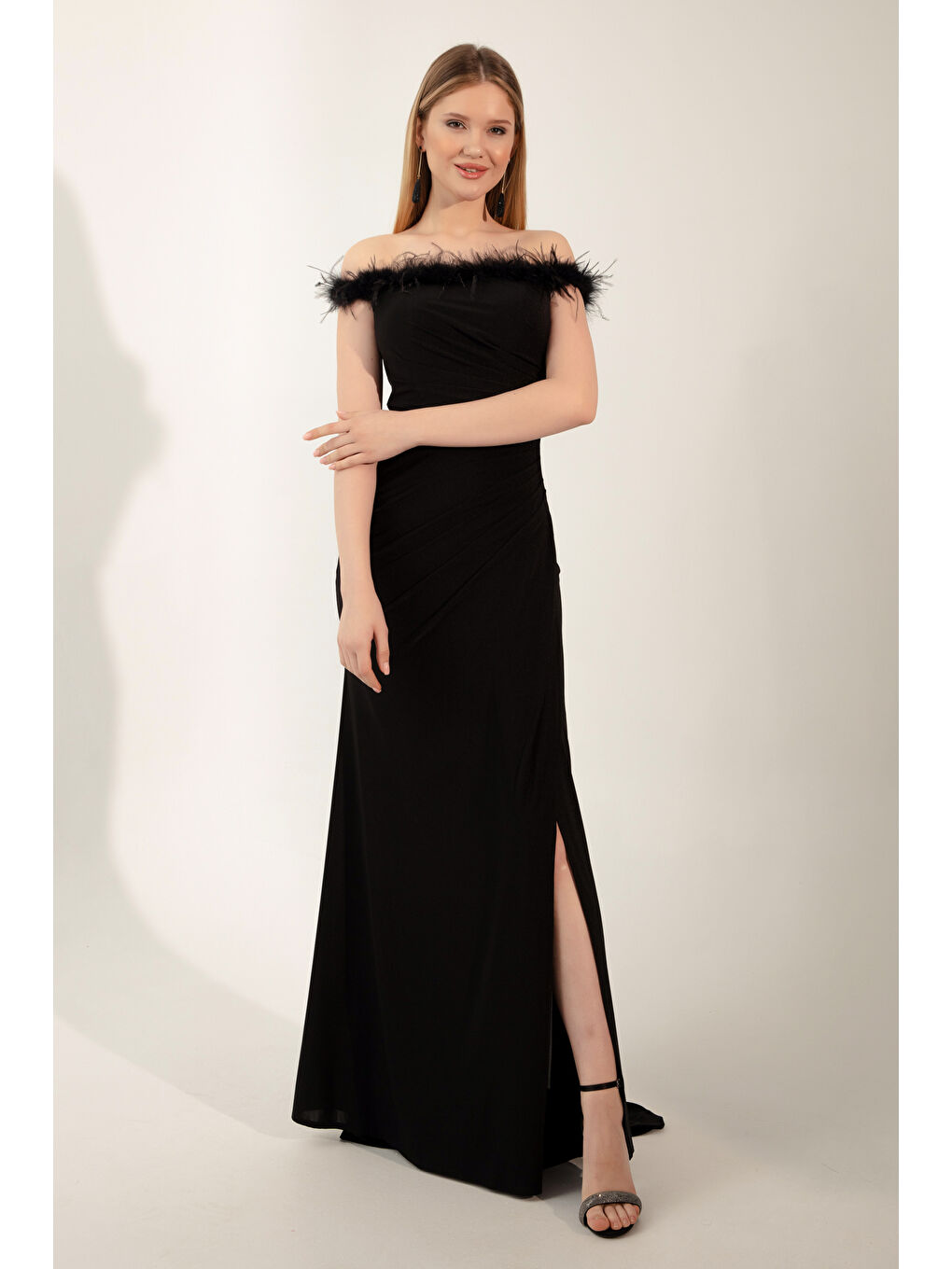 Kadın Siyah Otrişli Kayık Yaka Yırtmaçlı Uzun Abiye Elbise-3