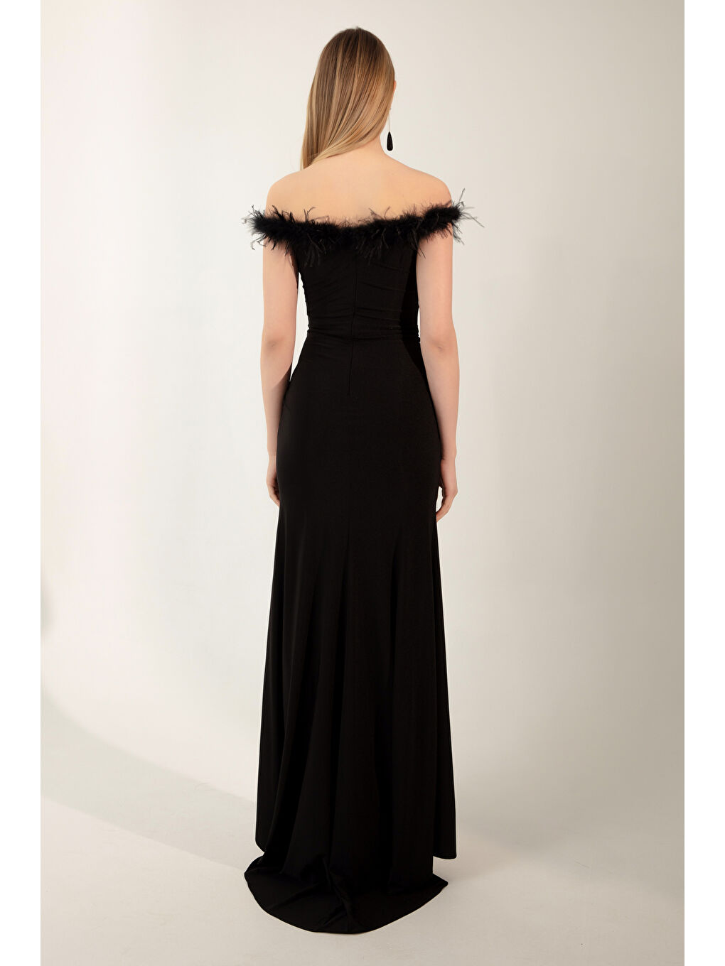 Kadın Siyah Otrişli Kayık Yaka Yırtmaçlı Uzun Abiye Elbise-4