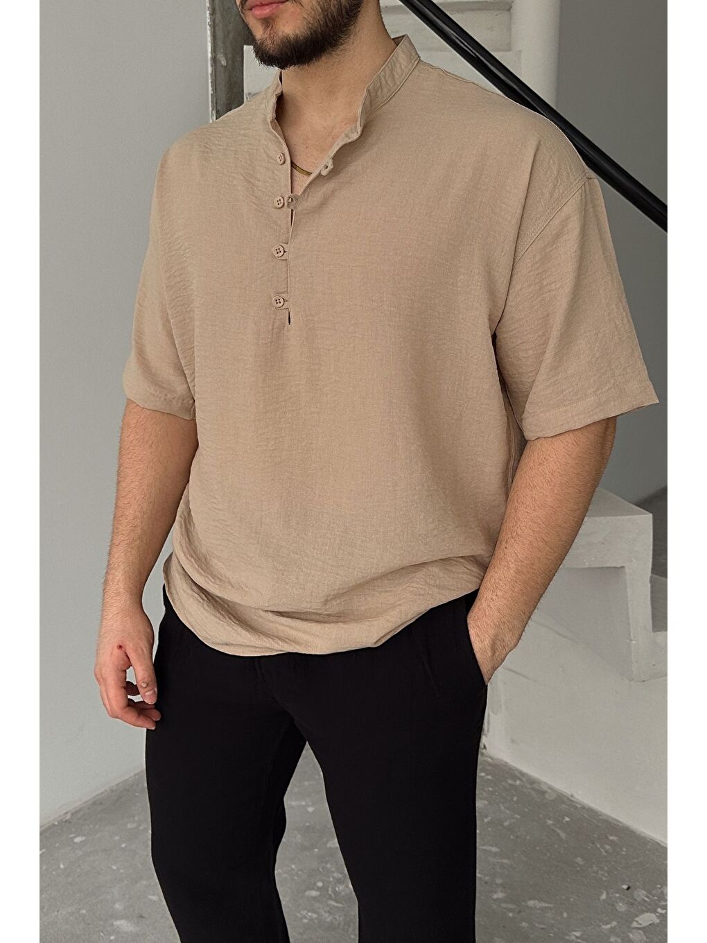 Bej Soro Erkek Oversize Keten Görünümlü Kısa Kol Hakim Yaka Yarım Pat Gömlek