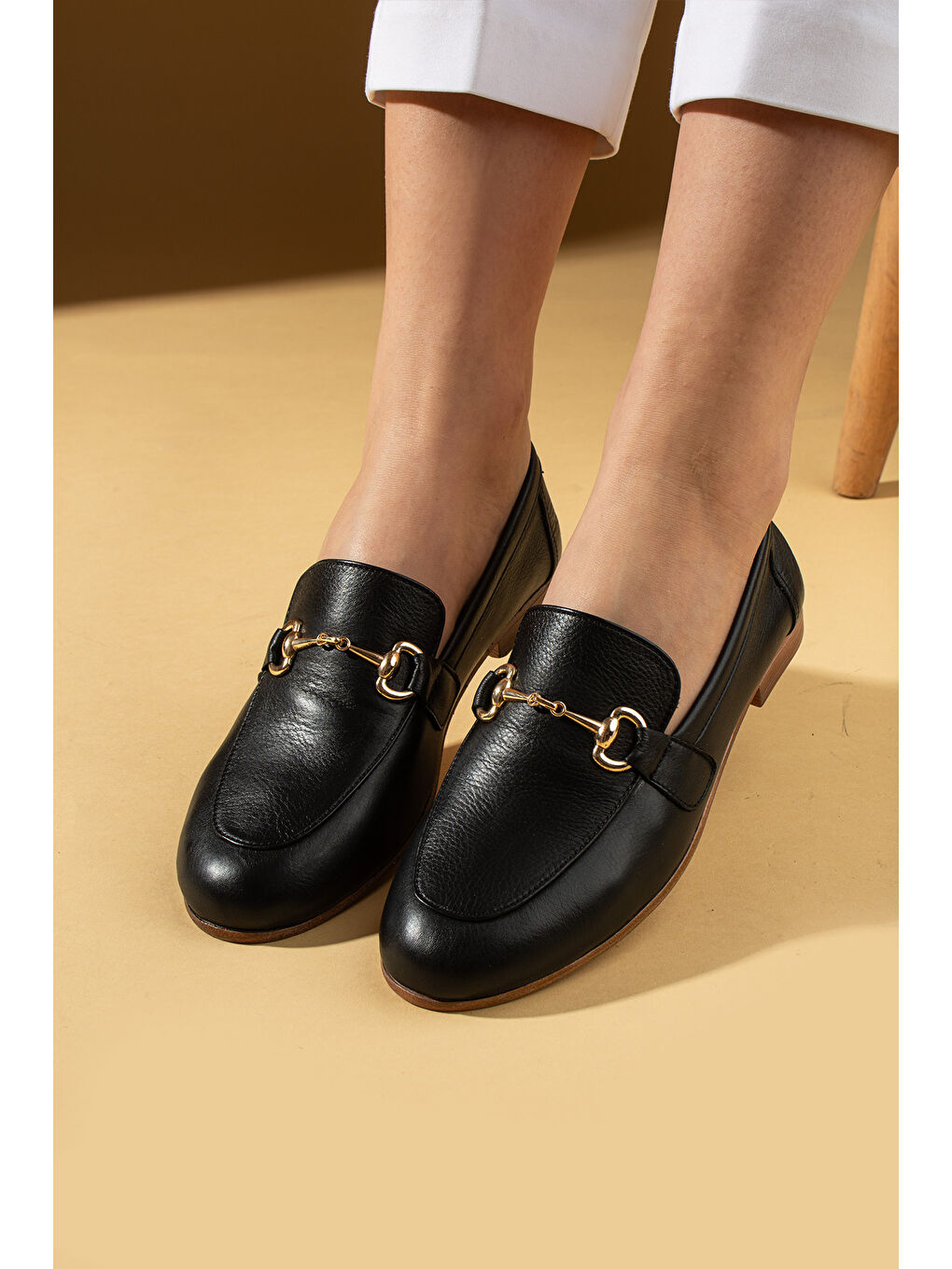 Siyah Hakiki Deri Gold Tokalı Rahat Kalıp Kadın Babet 017-075-25