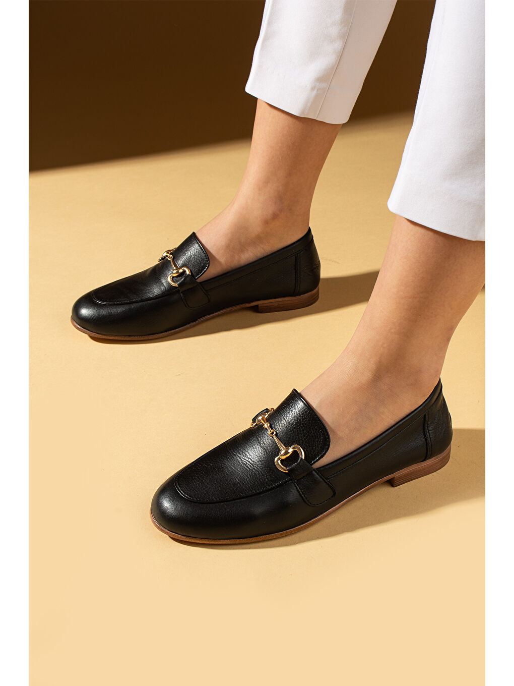 Siyah Hakiki Deri Gold Tokalı Rahat Kalıp Kadın Babet 017-075-25-1