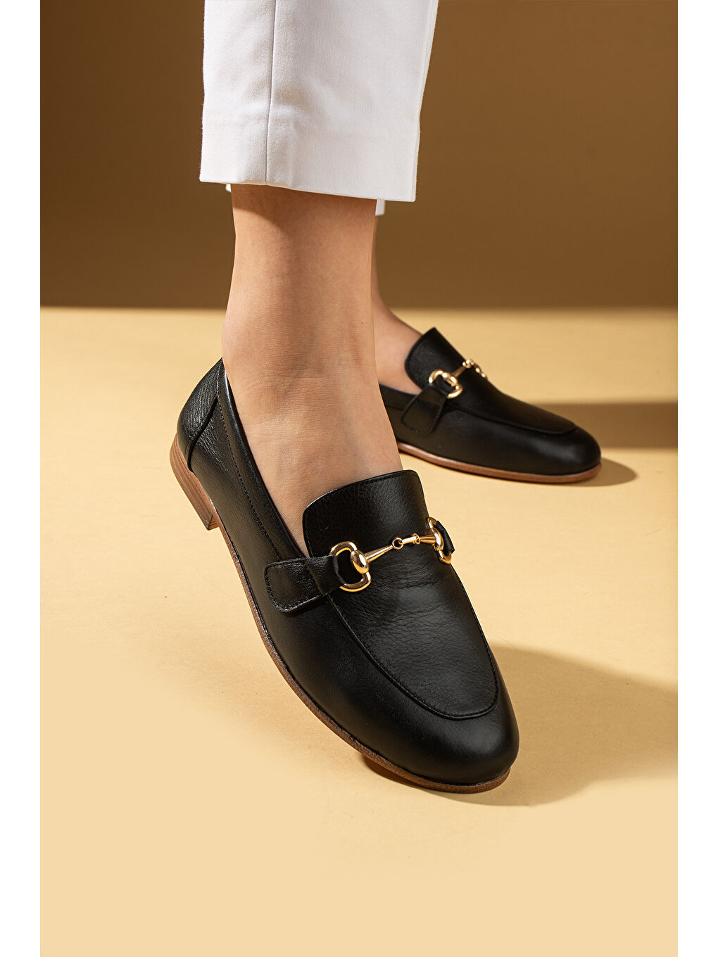 Siyah Hakiki Deri Gold Tokalı Rahat Kalıp Kadın Babet 017-075-25-2