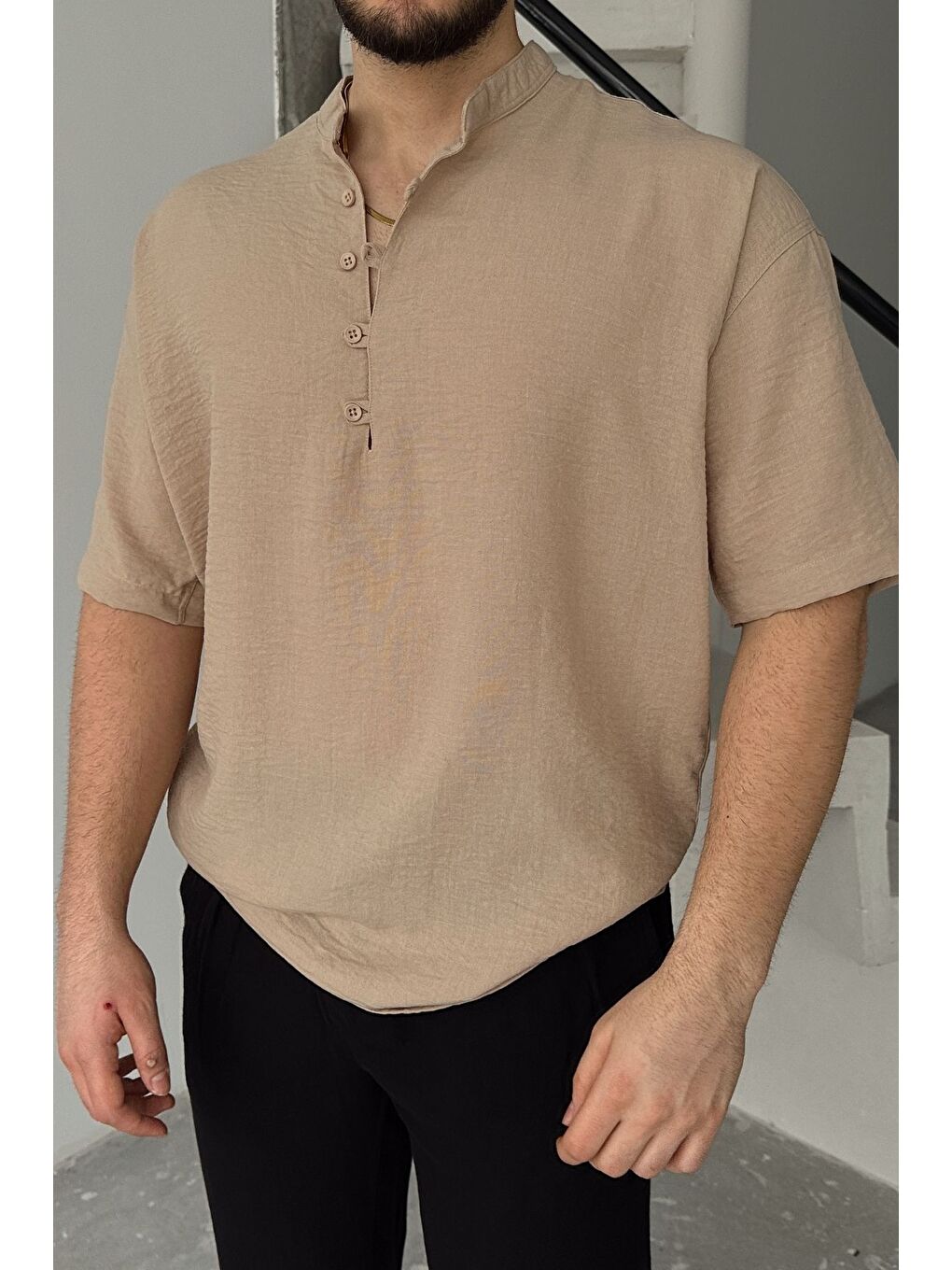 Bej Soro Erkek Oversize Keten Görünümlü Kısa Kol Hakim Yaka Yarım Pat Gömlek-1