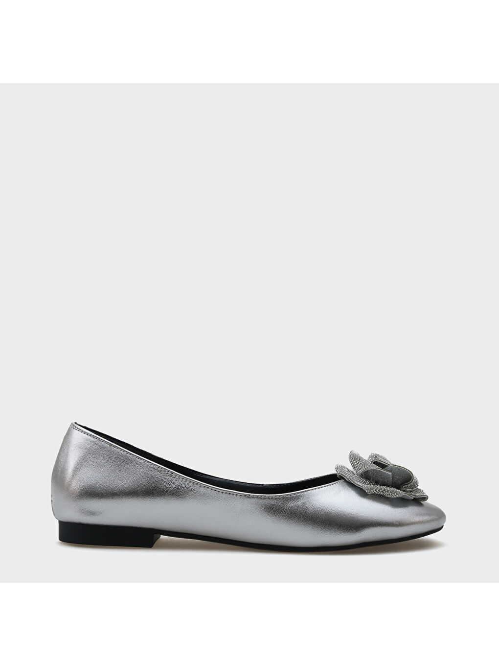 Gri Audrey Yuvarlak Burunlu Taşlı Çiçekli Kadın Babet