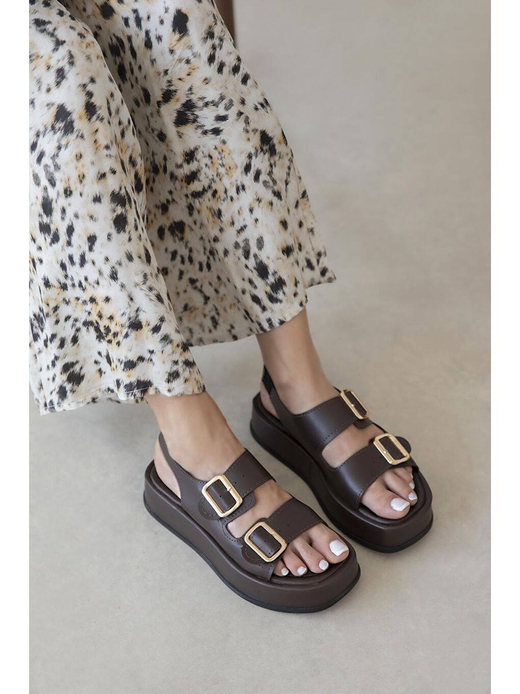 Kahverengi Renato Kadın Toka Detay Günlük Deri Sandalet Kahve