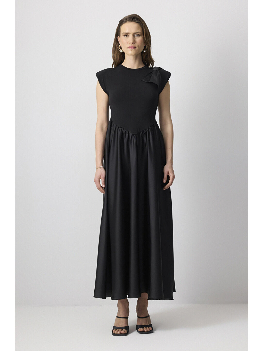 Siyah Fiyonk Detaylı Kolsuz Elbise