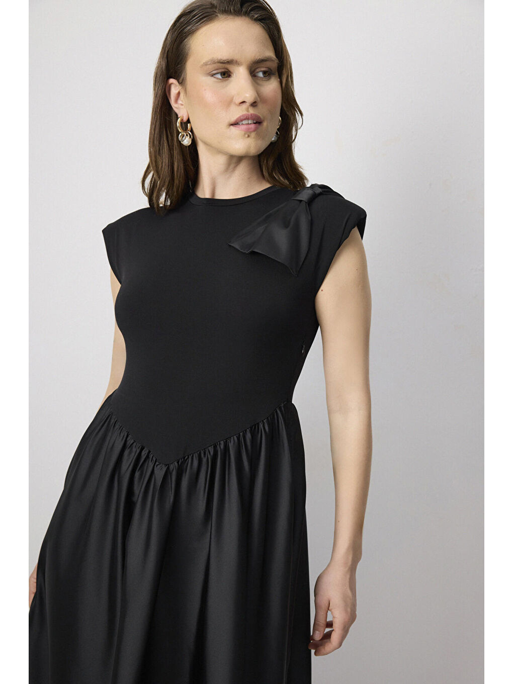 Siyah Fiyonk Detaylı Kolsuz Elbise-1