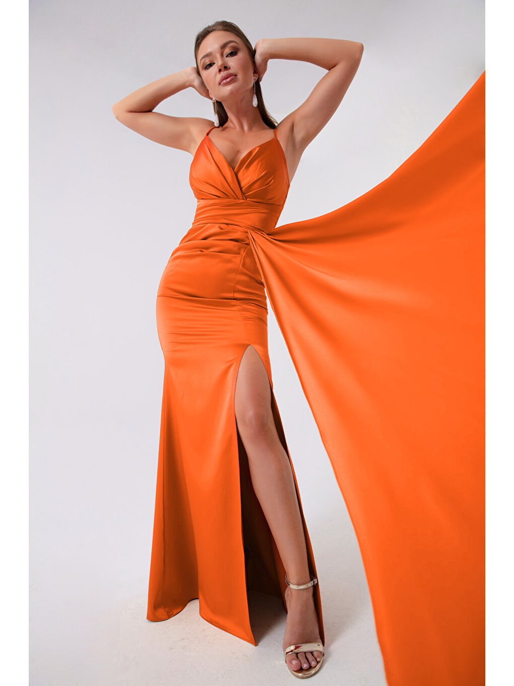 Kadın Turuncu Askılı Uzun Saten Abiye Elbise & Mezuniyet Elbisesi
