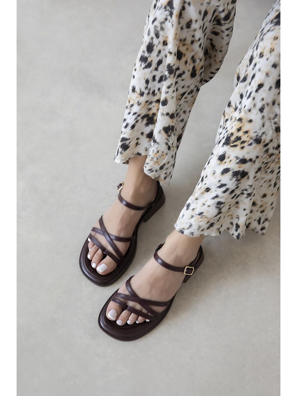 Moniy Kadın Parmak Arası Kırışık Deri Sandalet Bordo