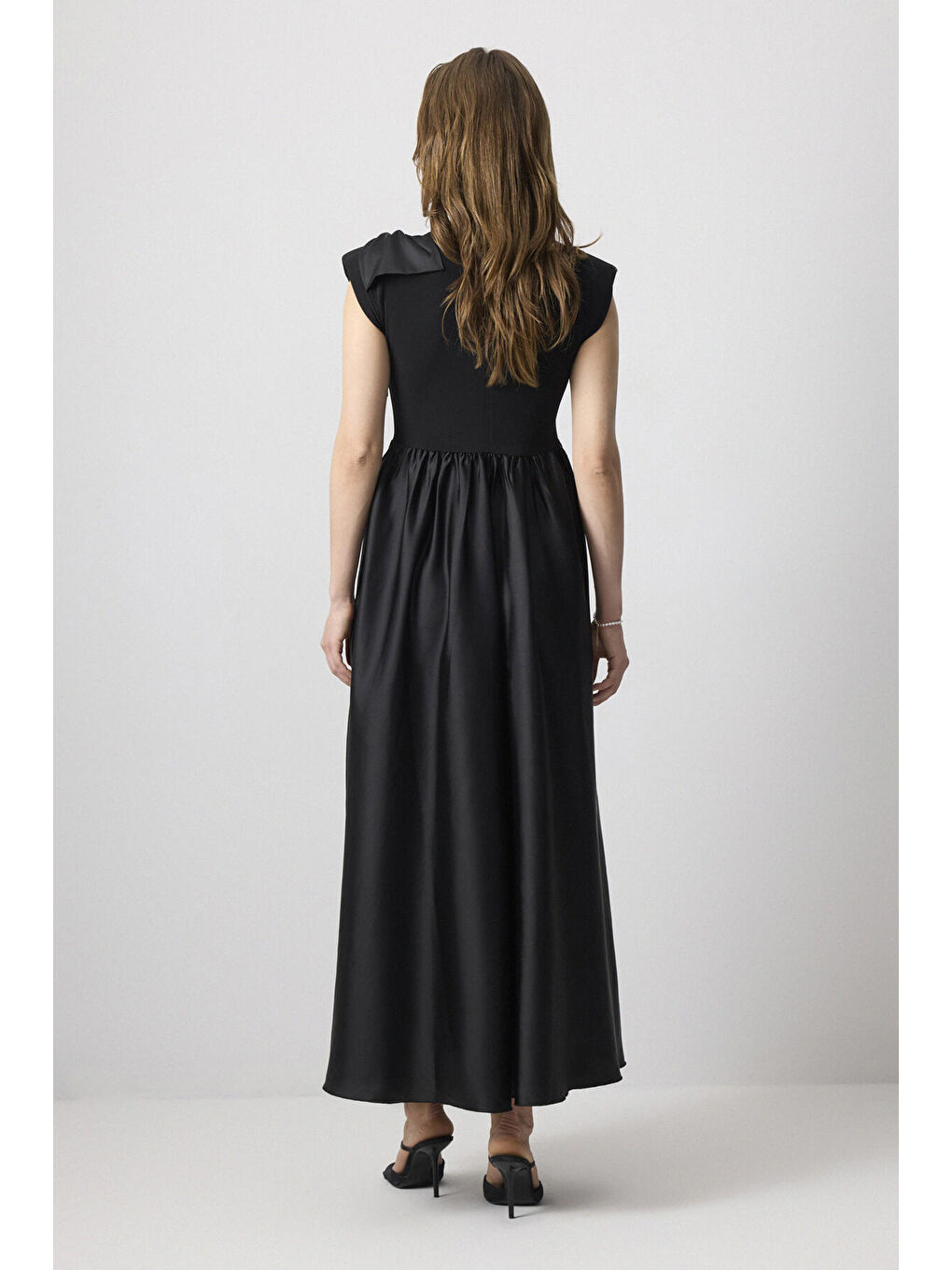 Siyah Fiyonk Detaylı Kolsuz Elbise-3