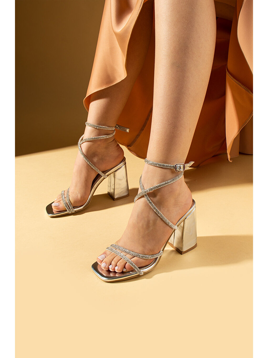 Gri Çapraz Bantlı Taşlı Tokalı Kalın Topuklu Kadın Ayakkabı 001-897-25Rugan