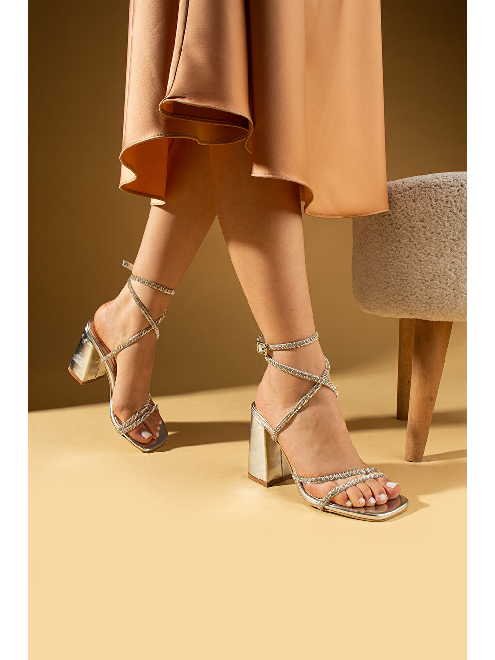 Gri Çapraz Bantlı Taşlı Tokalı Kalın Topuklu Kadın Ayakkabı 001-897-25Rugan-2