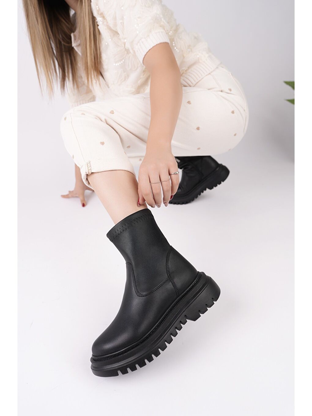 Siyah PİTA Kalın Taban Fermuarlı Kadın Bot-1