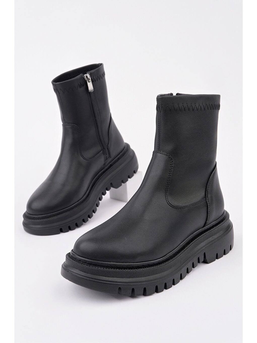 Siyah PİTA Kalın Taban Fermuarlı Kadın Bot-3