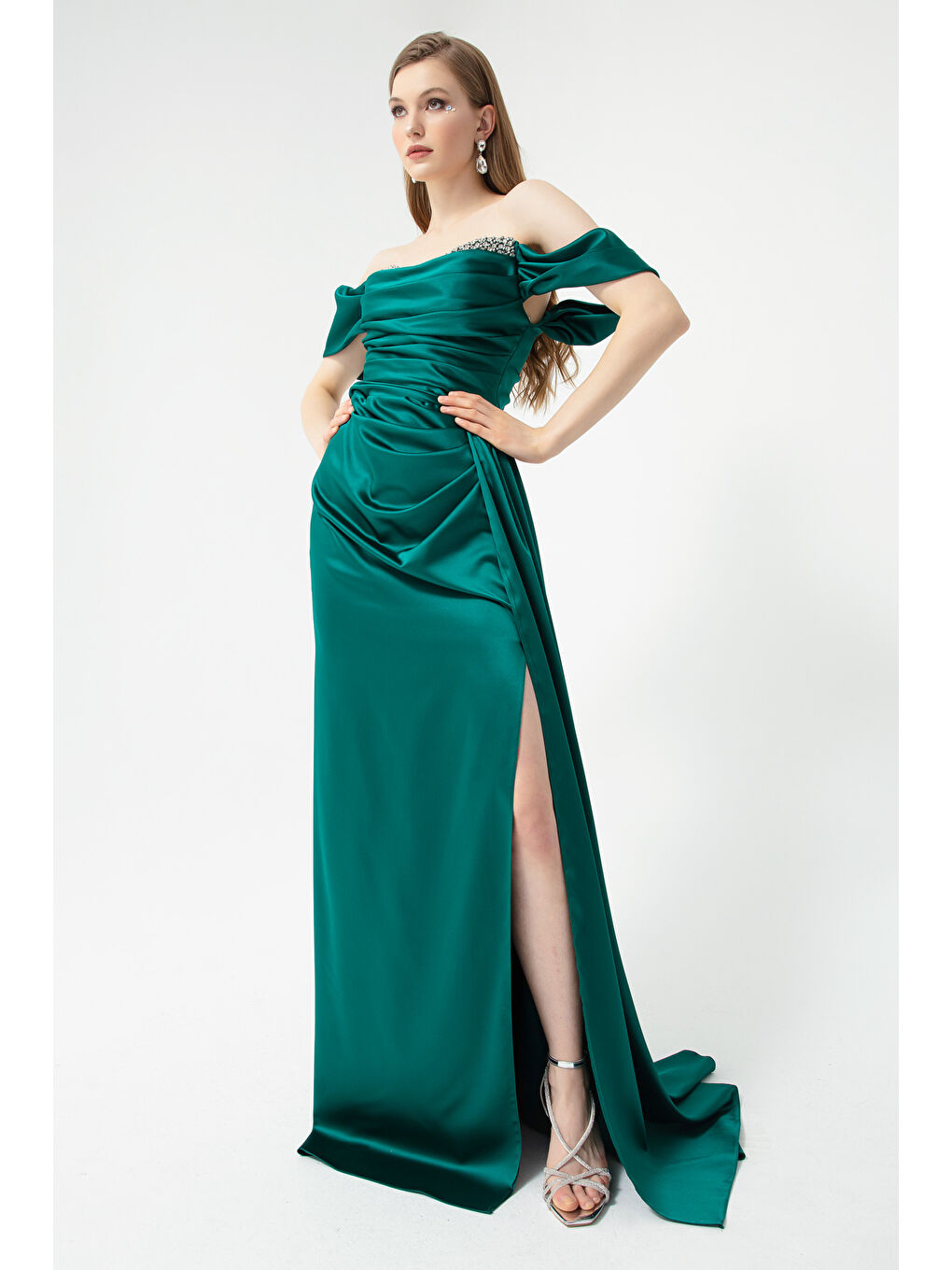 Kadın Zümrüt Yeşili Kayık Yaka Yırtmaçlı Uzun Saten Abiye Elbise-1