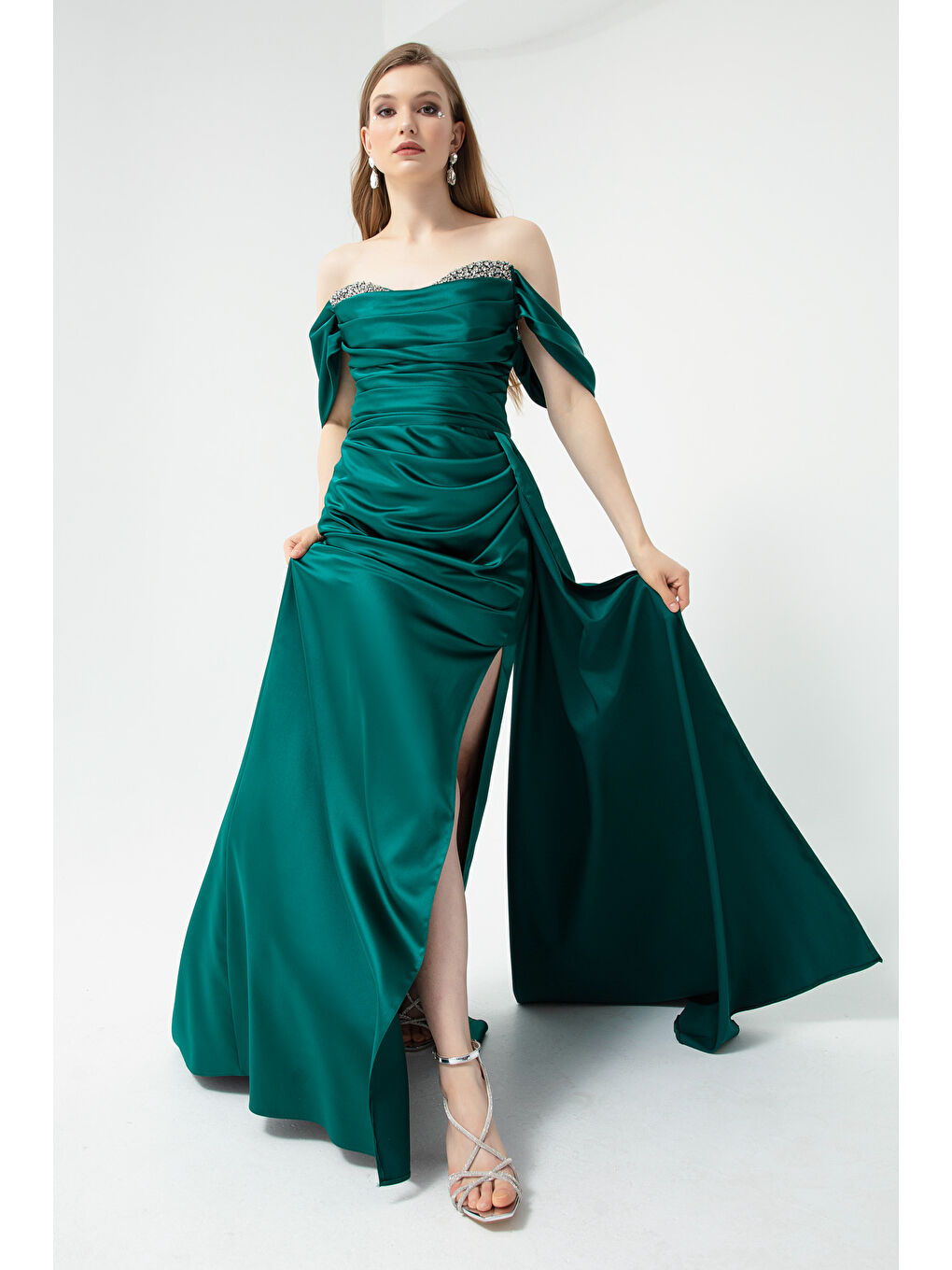 Kadın Zümrüt Yeşili Kayık Yaka Yırtmaçlı Uzun Saten Abiye Elbise-2