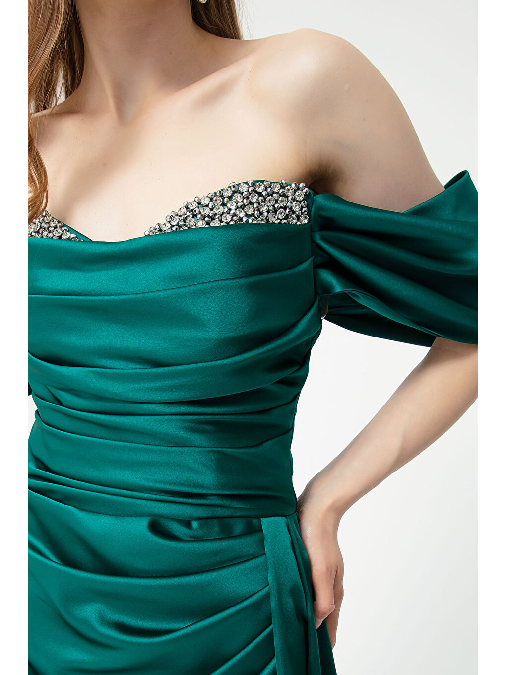 Kadın Zümrüt Yeşili Kayık Yaka Yırtmaçlı Uzun Saten Abiye Elbise-3