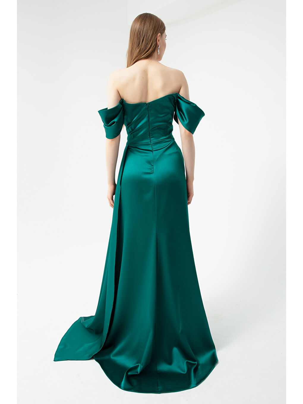 Kadın Zümrüt Yeşili Kayık Yaka Yırtmaçlı Uzun Saten Abiye Elbise-4