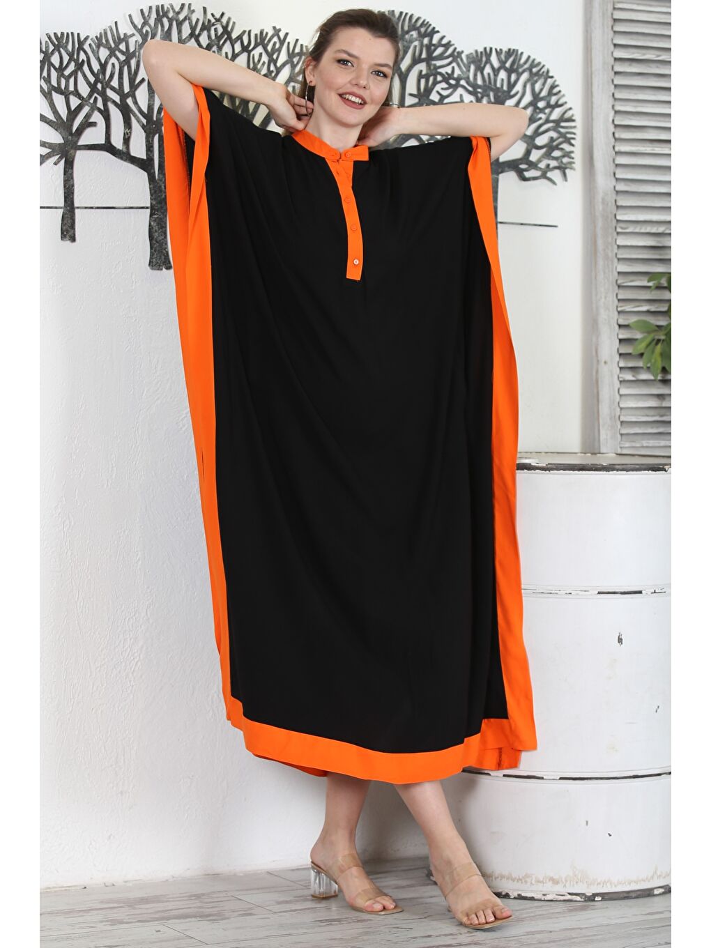 Siyah-Turuncu Hakim Yaka Düğmeli Çift Cepli Dokuma Garnili Nakışlı Casual Geniş Kesim Dokuma Elbise
