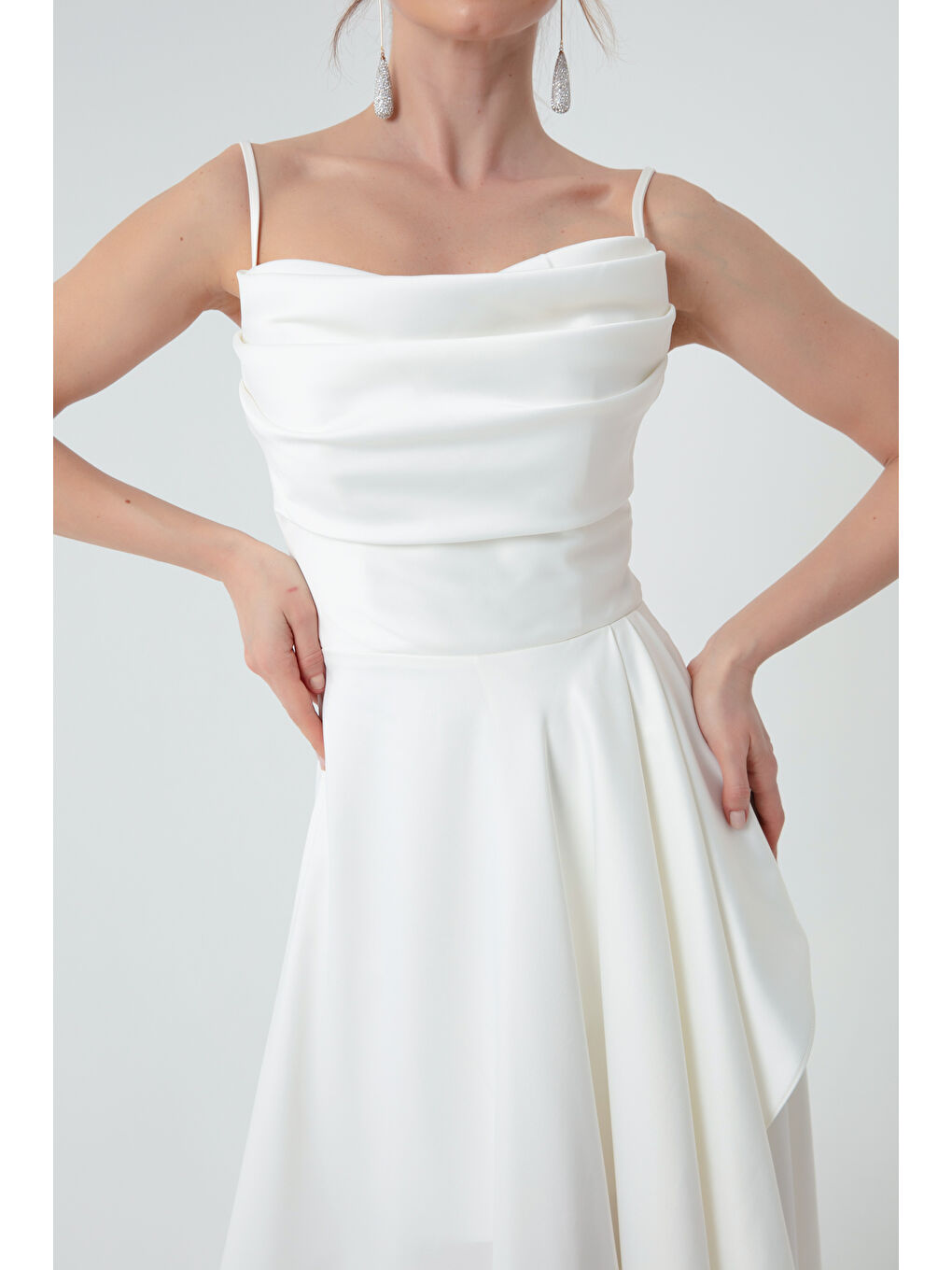 Kadın Beyaz Volanlı Yırtmaçlı Saten Abiye & Mezuniyet Elbisesi-3