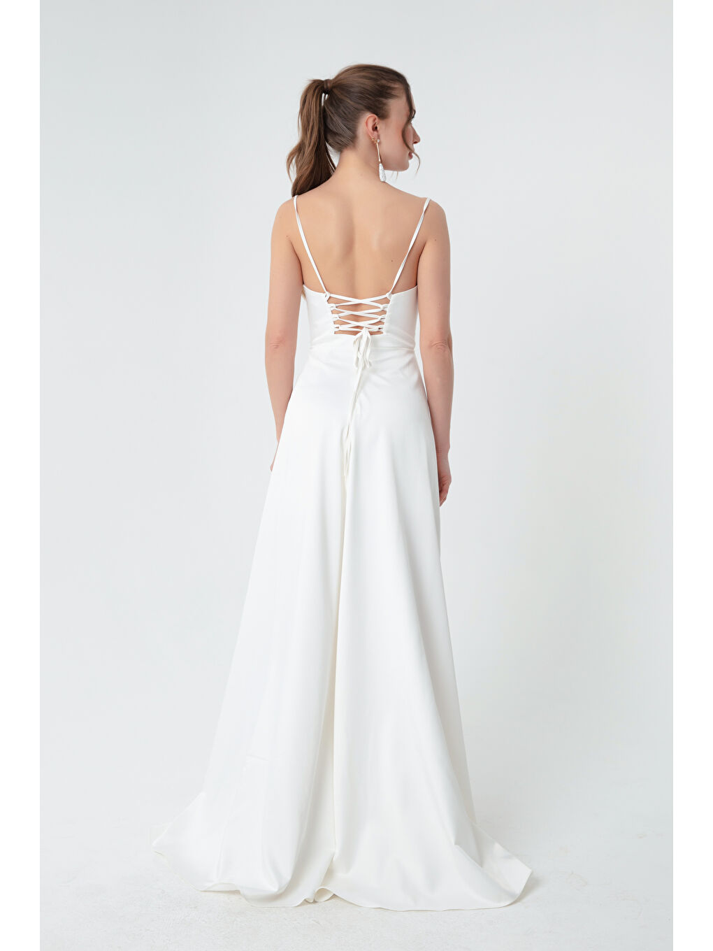 Kadın Beyaz Volanlı Yırtmaçlı Saten Abiye & Mezuniyet Elbisesi-4