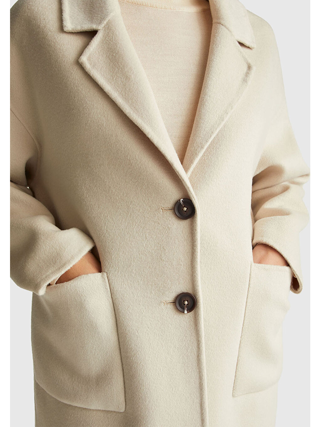 Ekru Kadın Krem Yün ve Viskoz Karışımlı Cep Detaylı Düğmeli Kruvaze Kaban-5