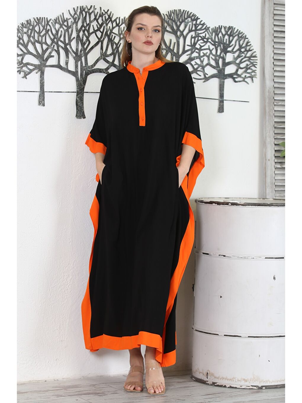 Siyah-Turuncu Hakim Yaka Düğmeli Çift Cepli Dokuma Garnili Nakışlı Casual Geniş Kesim Dokuma Elbise-1