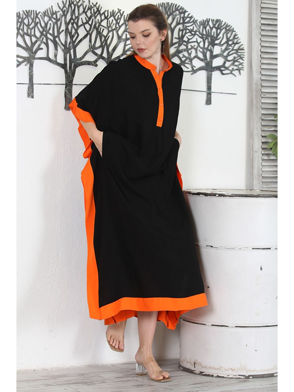 Siyah-Turuncu Hakim Yaka Düğmeli Çift Cepli Dokuma Garnili Nakışlı Casual Geniş Kesim Dokuma Elbise-2