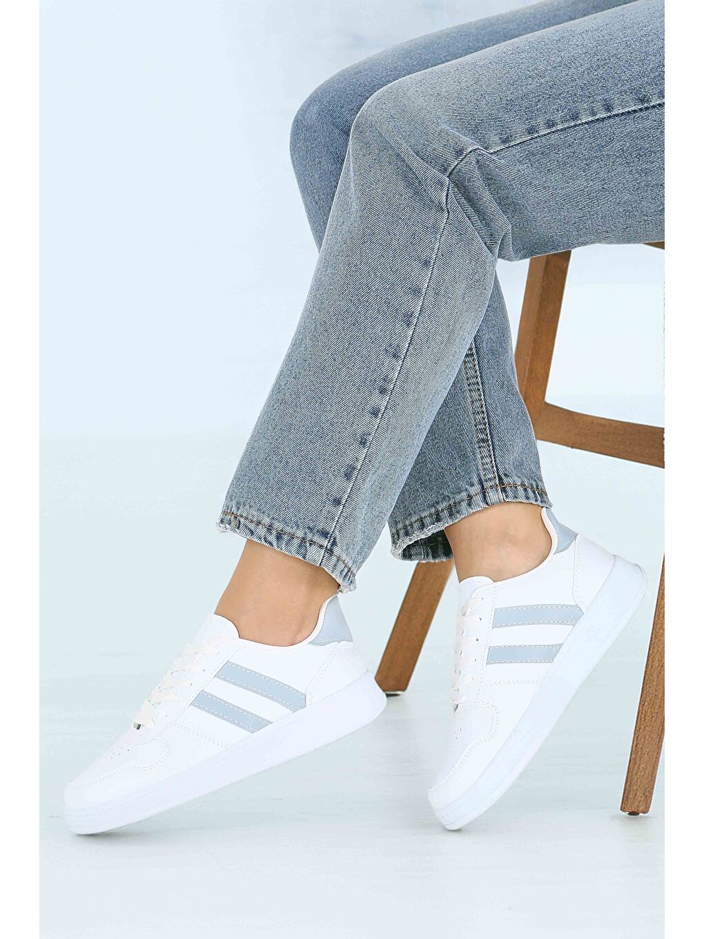 Kadın Beyaz Gri Çizgili Suni Deri Spor Ayakkabı - 27888-BEYAZ-GRI