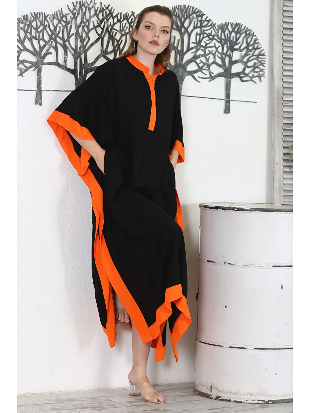 Siyah-Turuncu Hakim Yaka Düğmeli Çift Cepli Dokuma Garnili Nakışlı Casual Geniş Kesim Dokuma Elbise-3