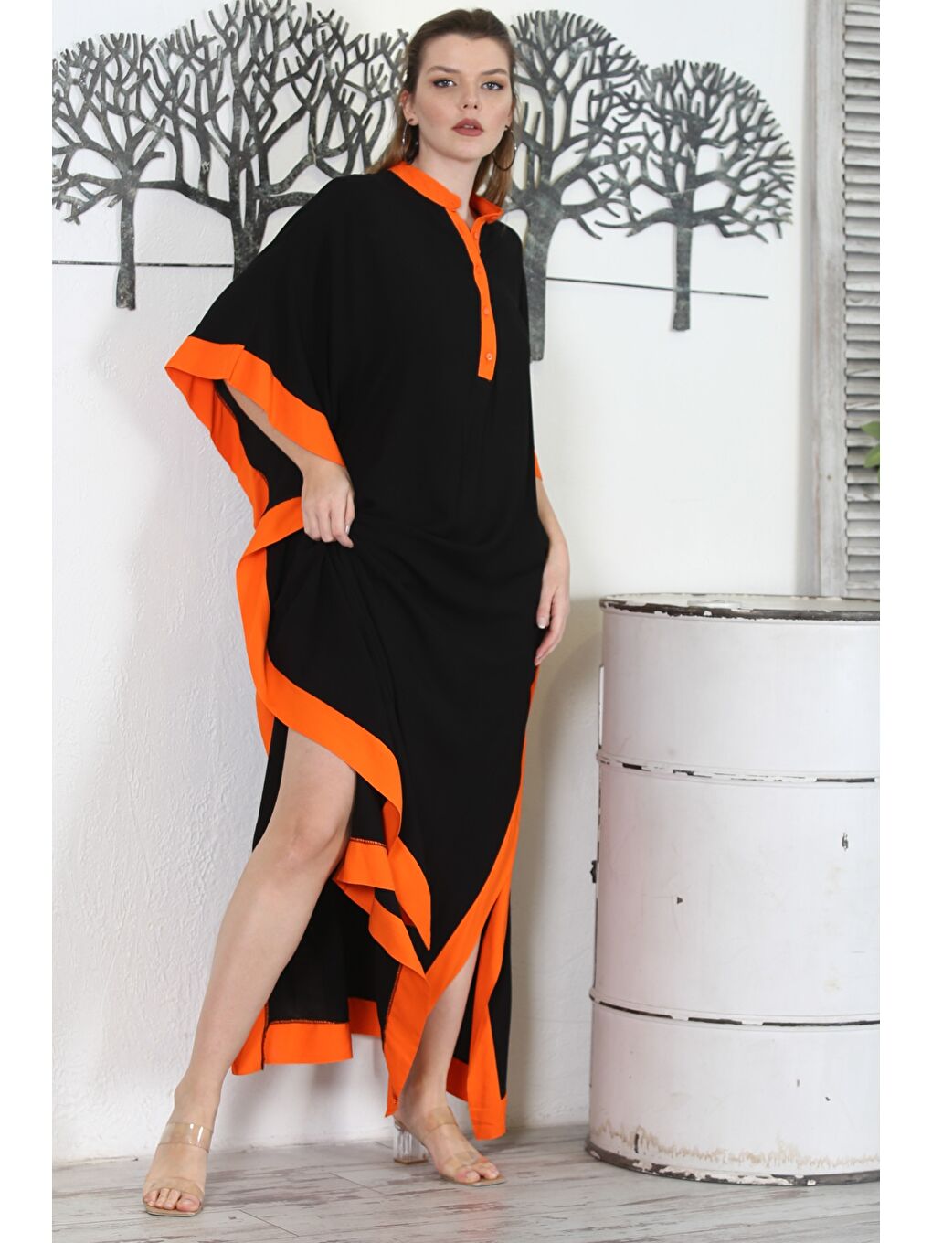 Siyah-Turuncu Hakim Yaka Düğmeli Çift Cepli Dokuma Garnili Nakışlı Casual Geniş Kesim Dokuma Elbise-4