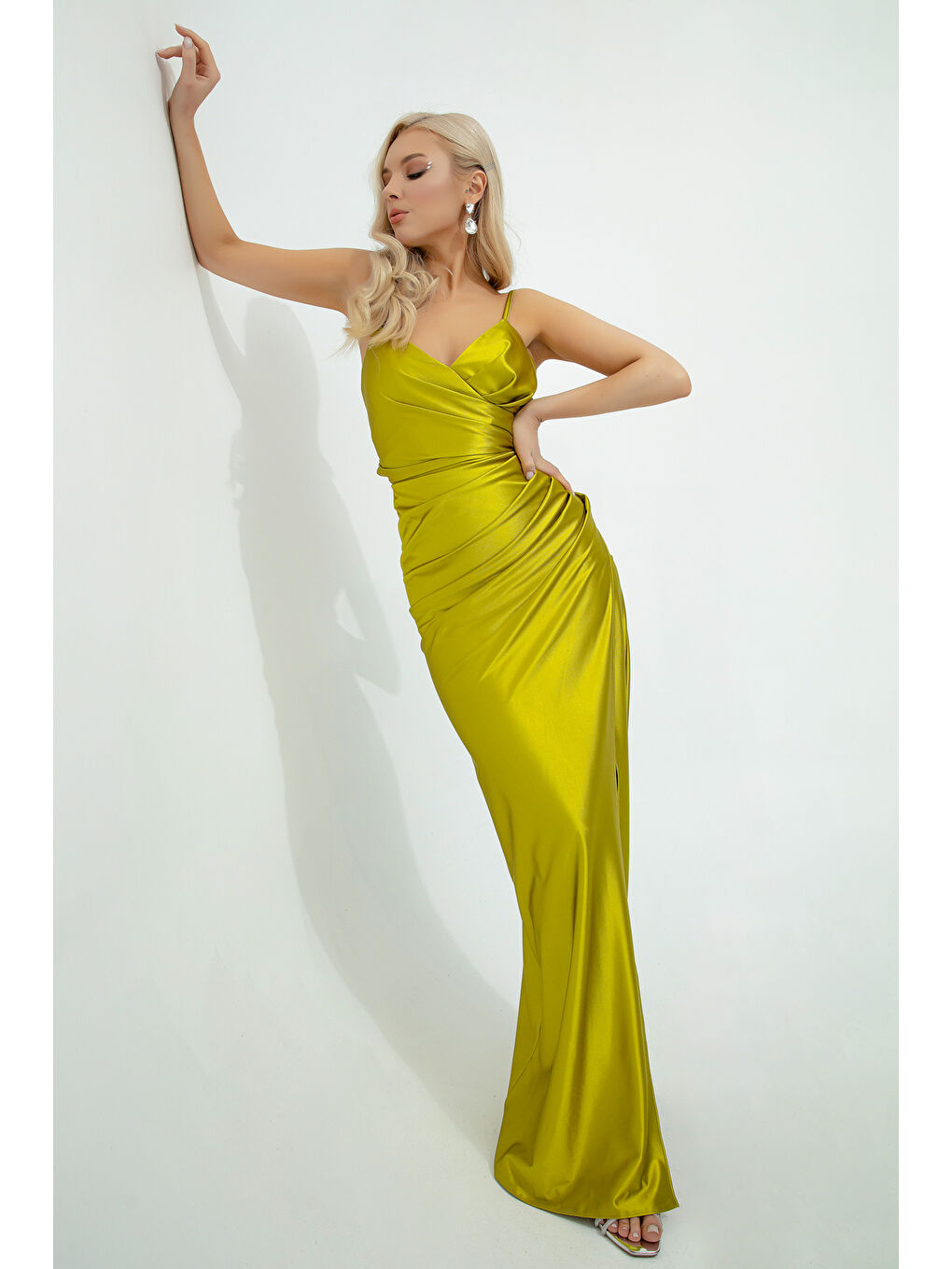 Kadın Fıstık Yeşili Sırt Dekolteli Yırtmaçlı Uzun Abiye Elbise