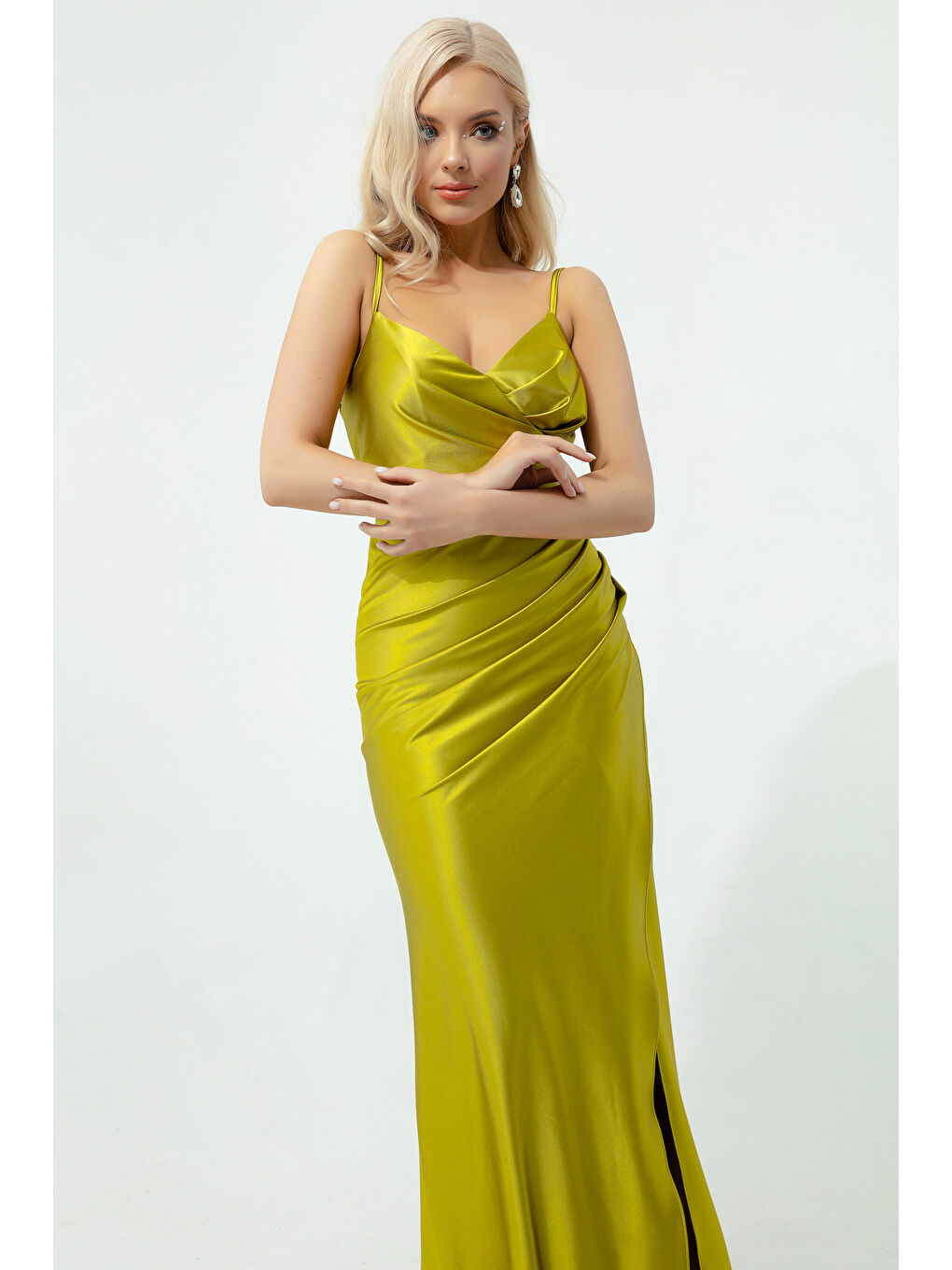 Kadın Fıstık Yeşili Sırt Dekolteli Yırtmaçlı Uzun Abiye Elbise-1