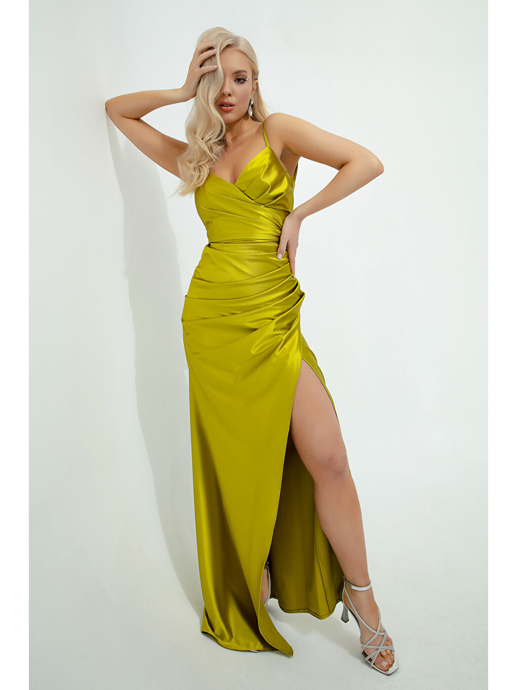 Kadın Fıstık Yeşili Sırt Dekolteli Yırtmaçlı Uzun Abiye Elbise-2