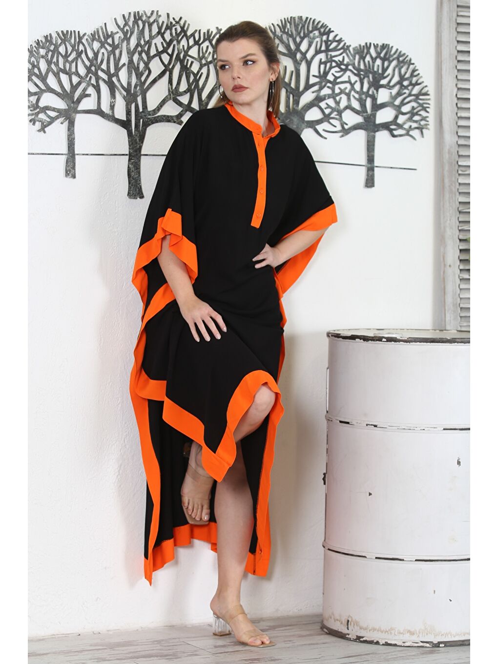 Siyah-Turuncu Hakim Yaka Düğmeli Çift Cepli Dokuma Garnili Nakışlı Casual Geniş Kesim Dokuma Elbise-5