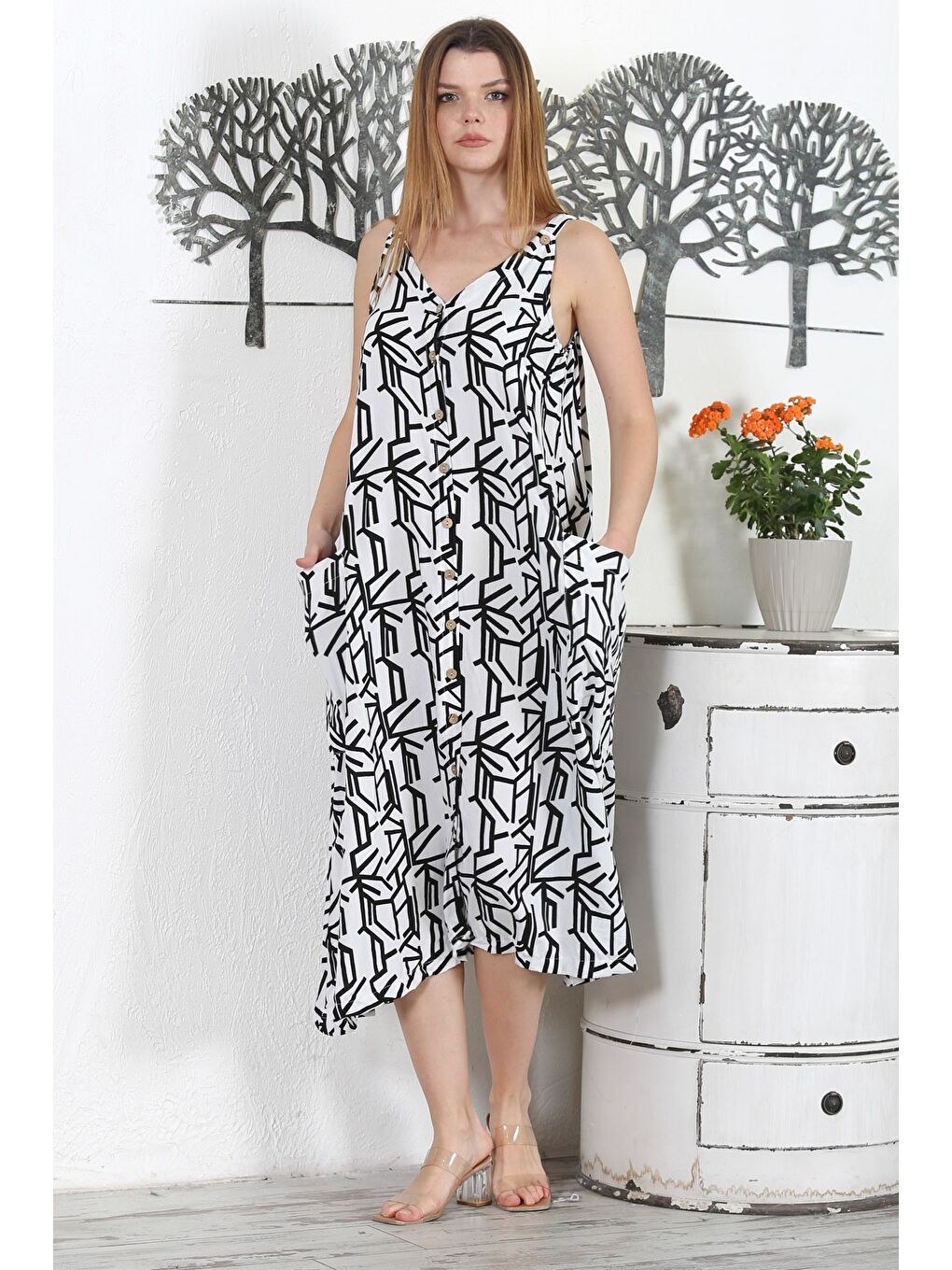 Beyaz-Siyah V Yaka Askılı Düğmeli Çift Cepli Allover Baskılı Dokuma Casual Elbise-2