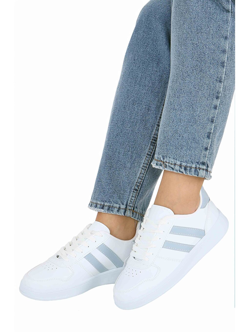 Kadın Beyaz Gri Çizgili Suni Deri Spor Ayakkabı - 27888-BEYAZ-GRI-1