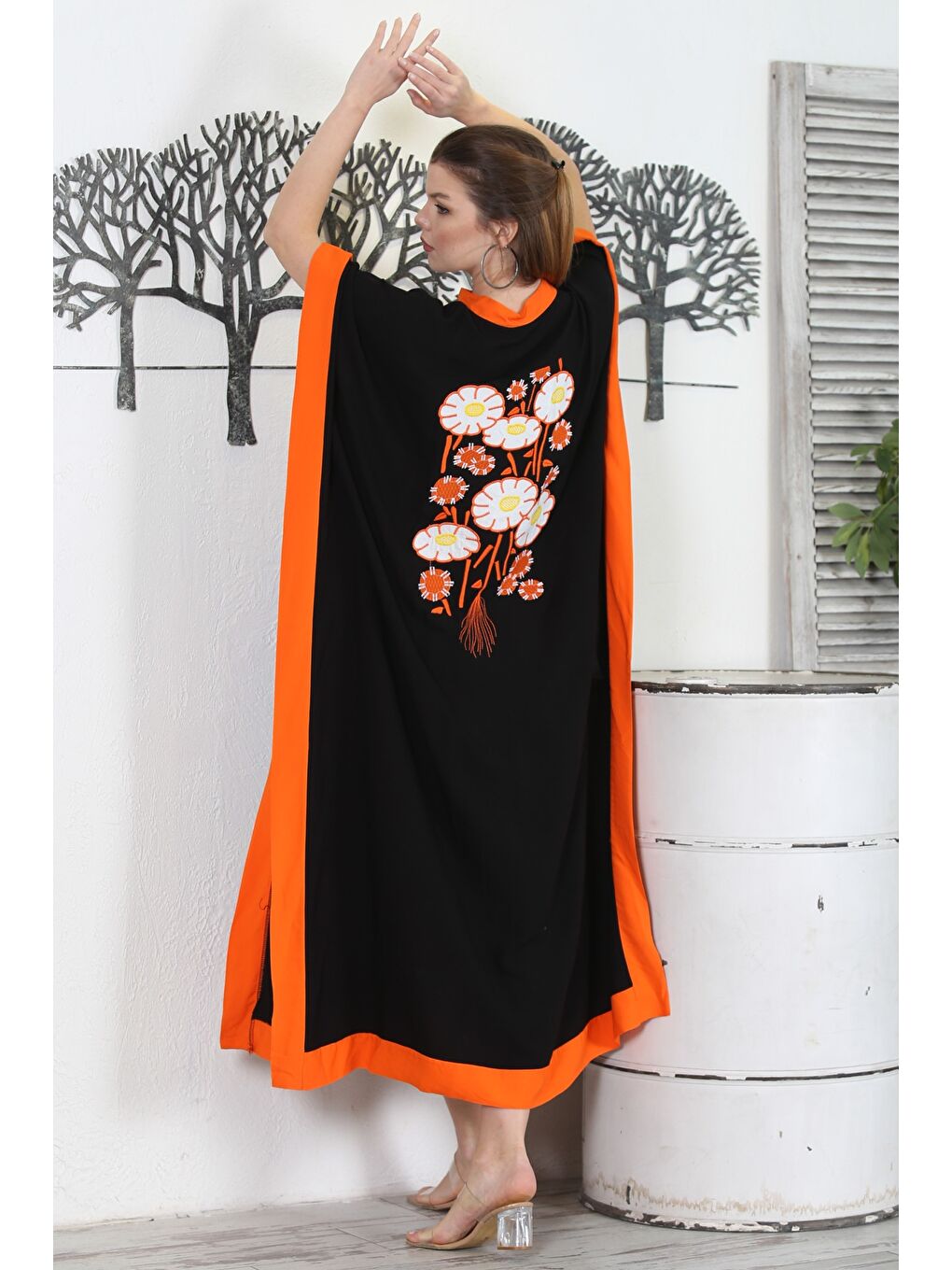 Siyah-Turuncu Hakim Yaka Düğmeli Çift Cepli Dokuma Garnili Nakışlı Casual Geniş Kesim Dokuma Elbise-6